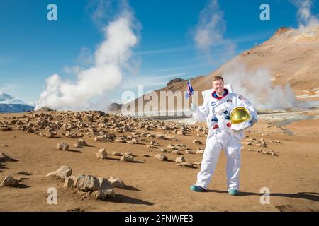 Astronaut in der Landschaft des Mars, Island Stockfoto