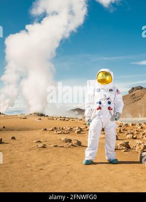 Astronaut in der Landschaft des Mars, Island Stockfoto