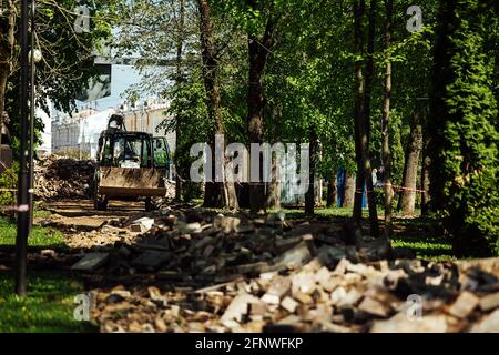 Ein Warnband verbietet den Durchgang. Absperrband um den gefährlichen Ort. Reparaturarbeiten an der Stelle des Asphaltausfalls nach der Katastrophe. Absperrband Stockfoto