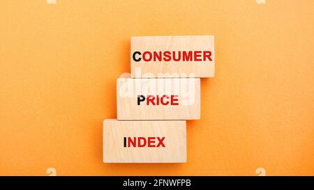 Holzblöcke mit den Worten Verbraucherpreisindex. Messung des durchschnittlichen Niveaus der Preisänderung für Waren und Dienstleistungen. Business und Finanzen concep Stockfoto