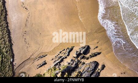 Abstrakte Luftaufnahme von Blick direkt auf einen Sandstrand Und felsiger Strand in Culdaff Irland Stockfoto