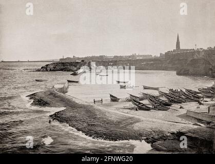 Eine Ansicht der Fischerboote aus dem späten 19. Jahrhundert, auch bekannt als „Cobles“, die am Strand von Cullercoats zwischen Tynemouth und Whitley Bay, Northumberland, England, aufgestellt wurden. Im Hafen befindet sich das Dove Marine Laboratory von 1897, ein Forschungs- und Lehrlabor, das Teil der School of Marine Science and Technology der Newcastle University ist. Stockfoto