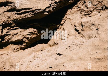 Die Textur des Sandes. Sandsteinbruch. Malerische Textur von Sandsteinen. Stockfoto