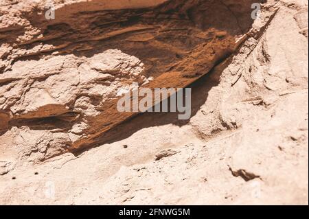 Die Textur des Sandes. Sandsteinbruch. Malerische Textur von Sandsteinen. Stockfoto