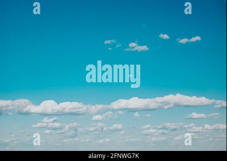 Blauer Himmel mit vielen dicken Wolken. Himmel Hintergrund. Wolkiges Wetter. Stockfoto