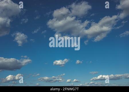 Blauer Himmel mit vielen dicken Wolken. Himmel Hintergrund. Wolkiges Wetter. Stockfoto
