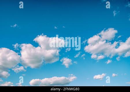 Blauer Himmel mit vielen dicken Wolken. Himmel Hintergrund. Wolkiges Wetter. Stockfoto