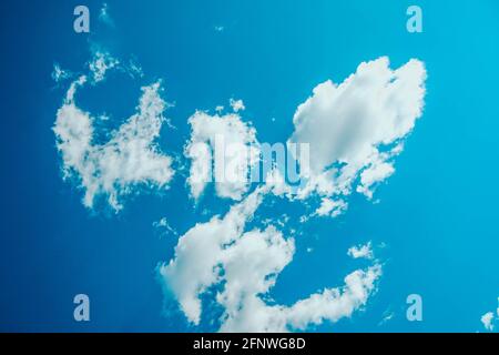 Blauer Himmel mit vielen dicken Wolken. Himmel Hintergrund. Wolkiges Wetter. Stockfoto