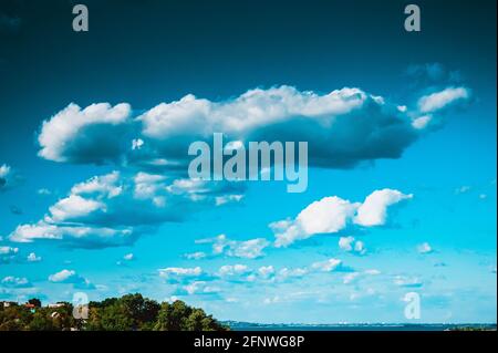Blauer Himmel mit vielen dicken Wolken. Himmel Hintergrund. Wolkiges Wetter. Stockfoto