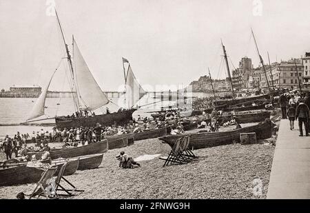 Blick auf die Küste mit Yachten aus dem 19. Jahrhundert in Hastings, einer Stadt in East Sussex an der Südküste Englands. Nach den Napoleonischen Kriegen wurde die Stadt zu einem der angesagtesten Resorts in Großbritannien, was durch die so genannten gesundheitsförderenden Eigenschaften des Meerwassers sowie die lokalen Quellen und römischen Bäder ermöglicht wurde. Wie viele Küstenstädte wuchs auch die Bevölkerung von Hastings durch den Bau von Eisenbahnverbindungen und das modische Wachstum von Badeferien während der viktorianischen Zeit erheblich. Stockfoto