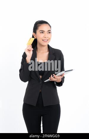 Portrait asiatische Geschäftsfrau mit halten Kreditkarte und Tablet in der Hand isoliert auf weißem Hintergrund. Konzept Business und Online-Marketing. Stockfoto