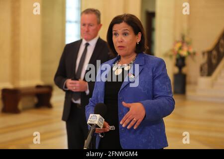 Sinn Fein's Conor Murphy mit der Führerin Mary Lou McDonald sprach nach einem Treffen mit dem neuen DUP-Vorsitzenden Edwin Poots in den Parlamentsgebäuden von Stormont. Bilddatum: Mittwoch, 19. Mai 2021. Stockfoto