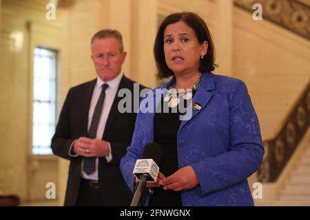 Sinn Fein's Conor Murphy mit der Führerin Mary Lou McDonald sprach nach einem Treffen mit dem neuen DUP-Vorsitzenden Edwin Poots in den Parlamentsgebäuden von Stormont. Bilddatum: Mittwoch, 19. Mai 2021. Stockfoto