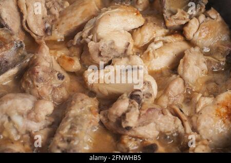Nahaufnahme des Hähnchens mit Knoblauch-Kartoffelpüree Stockfoto