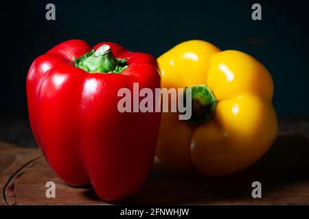 Rote und gelbe Paprika auf dunklem Grund Stockfoto
