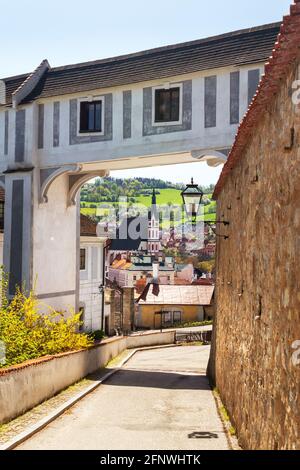 Verbindungsgang, überdachte Brücken zwischen dem Minoritenkloster und den historischen Parks, Schloss Cesky Krumlov, Tschechien Stockfoto