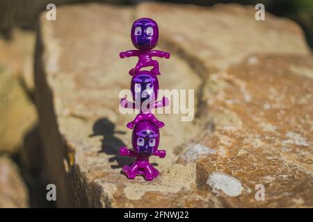 Violette Ninja-Figuren stehen aufeinander Stockfoto