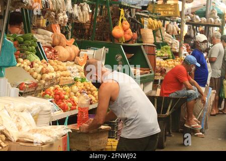 Salvador, Brasilien. Mai 2021. Bewegung in der Feira de São Joaquim, an diesem Mittwochmorgen, (19), in Salvador, (BA). Auf dem Foto, Bewegung in einem Gemüsestall. Kredit: Mauro Akiin Nassor/FotoArena/Alamy Live Nachrichten Stockfoto