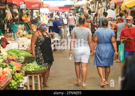 Salvador, Brasilien. Mai 2021. Bewegung in der Feira de São Joaquim, an diesem Mittwochmorgen, (19), in Salvador, (BA). Auf dem Foto, Bewegung in einem Gemüsestall. Kredit: Mauro Akiin Nassor/FotoArena/Alamy Live Nachrichten Stockfoto