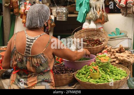 Salvador, Brasilien. Mai 2021. Bewegung in der Feira de São Joaquim, an diesem Mittwochmorgen, (19), in Salvador, (BA). Auf dem Foto, Vermarkter in einem Pfeffer-und Gewürzständer. Kredit: Mauro Akiin Nassor/FotoArena/Alamy Live Nachrichten Stockfoto