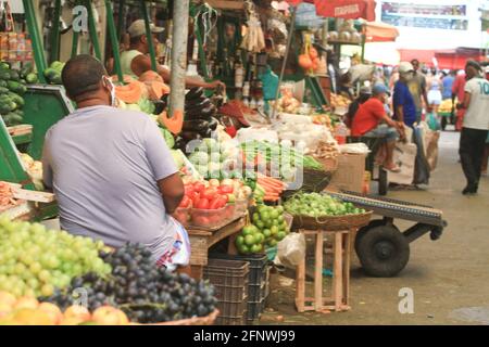 Salvador, Brasilien. Mai 2021. Bewegung in der Feira de São Joaquim, an diesem Mittwochmorgen, (19), in Salvador, (BA). Auf dem Foto, Bewegung in einem Gemüsestall. Kredit: Mauro Akiin Nassor/FotoArena/Alamy Live Nachrichten Stockfoto