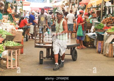 Salvador, Brasilien. Mai 2021. Bewegung in der Feira de São Joaquim, an diesem Mittwochmorgen, (19), in Salvador, (BA). Auf dem Foto, Arbeiter bewegen, ziehen Güterwagen. Kredit: Mauro Akiin Nassor/FotoArena/Alamy Live Nachrichten Stockfoto