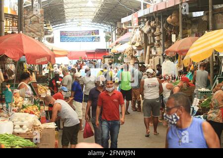 Salvador, Brasilien. Mai 2021. Bewegung in der Feira de São Joaquim, an diesem Mittwochmorgen, (19), in Salvador, (BA). Auf dem Foto, Bewegung im Hauptkorridor der Messe. Kredit: Mauro Akiin Nassor/FotoArena/Alamy Live Nachrichten Stockfoto