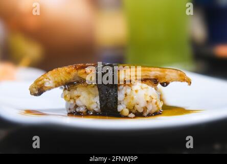 Japanisches Aal gegrilltes oder unagi Sushi mit Innenbeleuchtung. Stockfoto