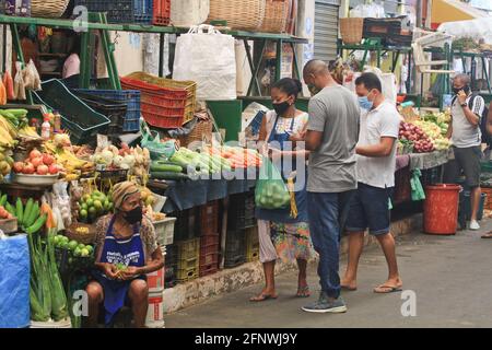 Salvador, Brasilien. Mai 2021. Bewegung in der Feira de São Joaquim, an diesem Mittwochmorgen, (19), in Salvador, (BA). Auf dem Foto, Bewegung in einem Gemüseständer. Kredit: Mauro Akiin Nassor/FotoArena/Alamy Live Nachrichten Stockfoto