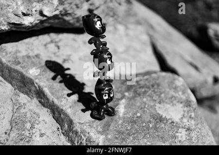 ninja-Figuren stehen aufeinander Stockfoto