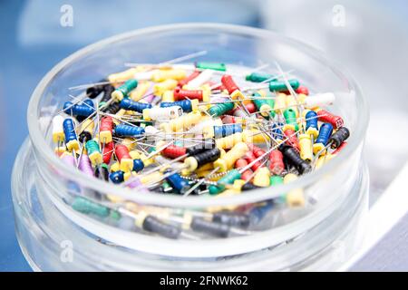 Dentalwerkzeuge in der runden Glasbox. Zahnärztliche Instrumente - k-files. Nahaufnahmen von Zahnarztwerkzeugen. Stockfoto