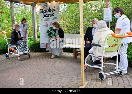 Königin Mathilde von Belgien und König Philippe - Filip von Belgien sprechen bei einem königlichen Besuch auf dem Salvator Campus in der Babbelbank mit Patienten Stockfoto