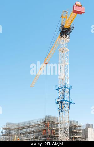 Baustelle mit einem großen Turmdrehkran. Stockfoto