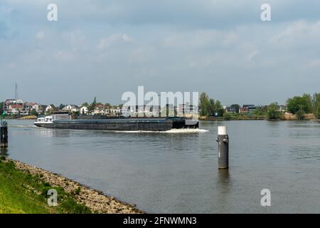 Alblasserdam, Niederlande - 14. Mai 2021: Binnenschiff, das Güter auf dem Noord-Kanal in Südholland transportiert Stockfoto