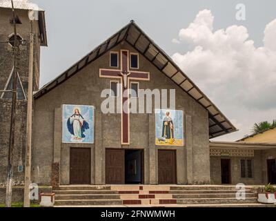 Pebas, Peru - 20. Sep 2017: Kirche in der kleinen Stadt am Ufer des Amazonas, Lateinamerika. Iquitos, Südamerika, Amazonien Stockfoto