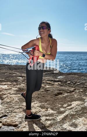 Latinerin, mittleren Alters, trägt Sportkleidung, Training, macht körperliche Übungen, Plank, Sit-Ups, Kletterschritt, Kalorien verbrennen, fit bleiben, Übertrumpfer Stockfoto