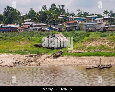 Amazonas, Peru - 12. Mai 2016: Kleines Dorf am Ufer des Amazonas Stockfoto