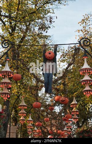 Halloween Dekoration im Tivoli in Kopenhagen, Dänemark. . Hochwertige Foto Halloween Dekoration Thema in einem öffentlichen Garten im Freien, gruselige Kürbisse auf dem Boden. Stockfoto