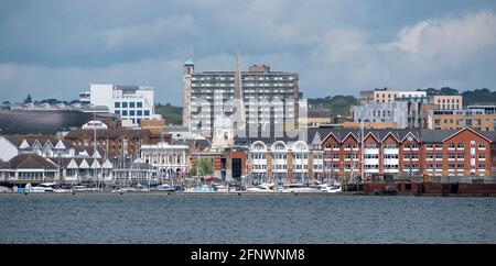 Southampton, England, Großbritannien. 2021. Blick auf den Stadtkai von Southampton aus auf Wasser, Wohnungen, Häuser und Terminals für die Fähre Isle of Wight fastcat. Stockfoto