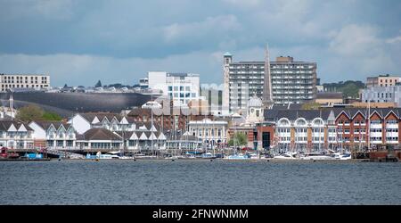 Southampton, England, Großbritannien. 2021. Blick auf den Stadtkai von Southampton aus auf Wasser, Wohnungen, Häuser und Terminals für die Fähre Isle of Wight fastcat. Stockfoto