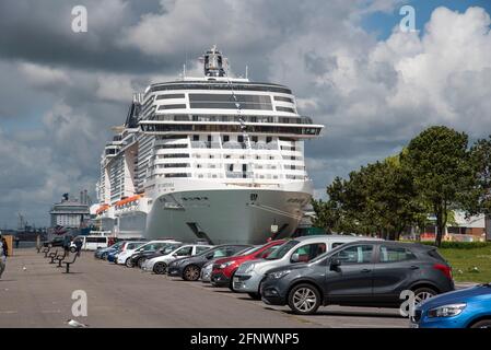 Southampton, England, Großbritannien. 2021. Das Kreuzschiff MSC Virtuosa liegt und sieht vom Mayflower Park aus, Southampton, UK Stockfoto