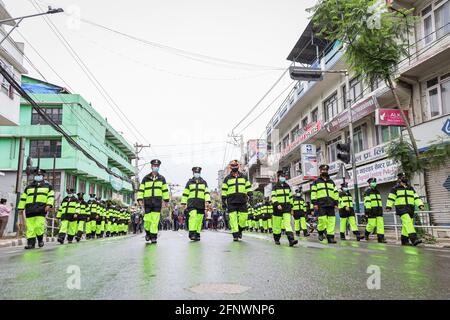 Lalitpur, Nepal. Mai 2021. Die Metropolitan Police bewacht den Wagen während des Festivals inmitten einer Covid-19-Pandemie.Rato Machindranath ist auch als der "Gott des Regens" bekannt und sowohl Hindus als auch Buddhisten beten den Machindranath in der Hoffnung auf guten Regen an, um Dürre während der Reisplantagen-Saison zu verhindern. (Foto von Sujan Shrestha/SOPA Images/Sipa USA) Quelle: SIPA USA/Alamy Live News Stockfoto