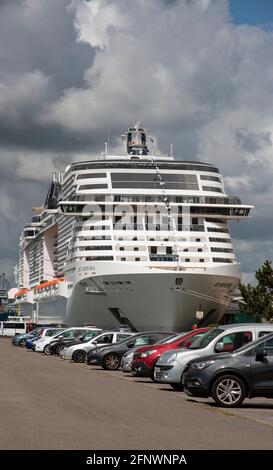 Southampton, England, Großbritannien. 2021. Das Kreuzschiff MSC Virtuosa liegt und sieht vom Mayflower Park aus, Southampton, UK Stockfoto