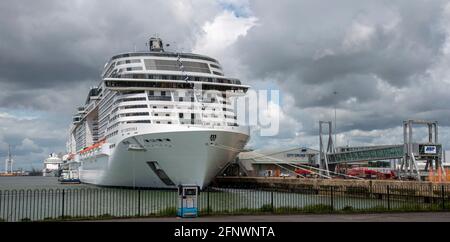 Southampton, England, Großbritannien. 2021. Das Kreuzschiff MSC Virtuosa liegt am City Cruise Terminal, vom Mayflower Park aus gesehen, Southampton, Großbritannien Stockfoto