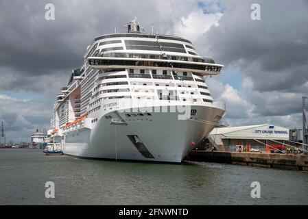 Southampton, England, Großbritannien. 2021. Das Kreuzschiff MSC Virtuosa liegt am City Cruise Terminal, vom Mayflower Park aus gesehen, Southampton, Großbritannien Stockfoto