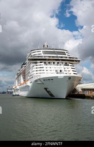 Southampton, England, Großbritannien. 2021. Das Kreuzschiff MSC Virtuosa liegt am City Cruise Terminal, vom Mayflower Park aus gesehen, Southampton, Großbritannien Stockfoto