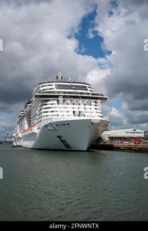 Southampton, England, Großbritannien. 2021. Das Kreuzschiff MSC Virtuosa liegt am City Cruise Terminal, vom Mayflower Park aus gesehen, Southampton, Großbritannien Stockfoto