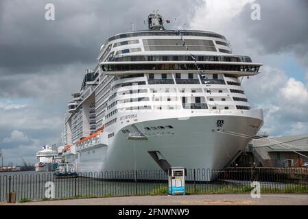 Southampton, England, Großbritannien. 2021. Das Kreuzschiff MSC Virtuosa liegt und sieht vom Mayflower Park aus, Southampton, UK Stockfoto