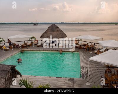 Iquitos, Peru - Sep 2017: Swimmingpool im exklusiven Restaurant im Zentrum des Amazonas. Amazonien. Südamerika Stockfoto