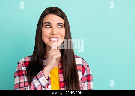 Foto von verträumt gesinnten jungen Dame halten Hand Kinn aussehen Leerer Raum Stellen Sie sich einen Plan vor, der auf blauem Hintergrund isoliert ist Stockfoto